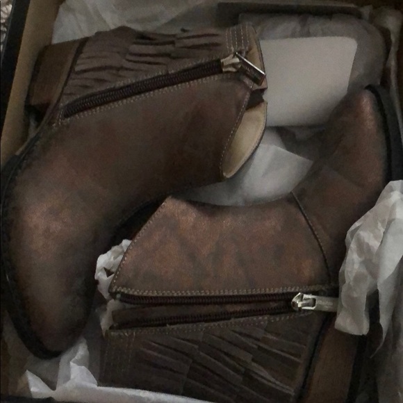 Kenneth Cole Boots - Picture 1 of 3